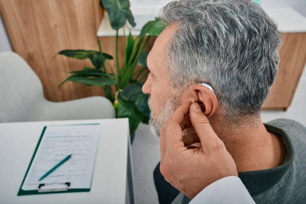 سمعک پشت گوشی برای چه سنینی مناسبتر است؟
